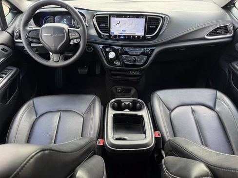 Used 2024 Chrysler Pacifica Limited FWD image 11