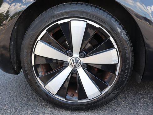 Used 2013 Volkswagen Beetle 2.0T FWD image 40
