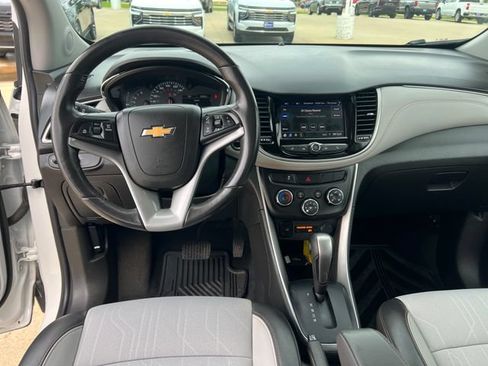 Certified 2022 Chevrolet Trax LT w/ LT Convenience Package AWD/4WD image 15