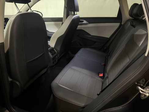 Certified 2025 Volkswagen Taos SE w/ Panoramic Sunroof Package image 22