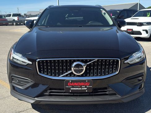 Used 2025 Volvo V60 B5 Cross Country Plus AWD/4WD image 3