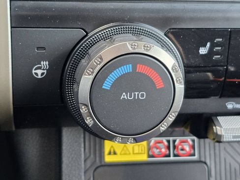 Certified 2025 Toyota Tacoma SR5 AWD/4WD image 8