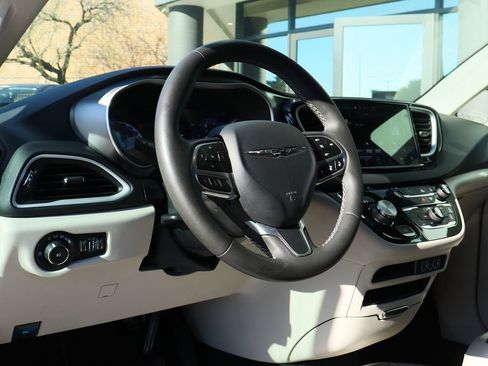 Used 2023 Chrysler Pacifica Touring-L image 43