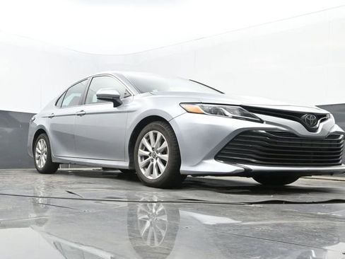 Used 2020 Toyota Camry LE image 9