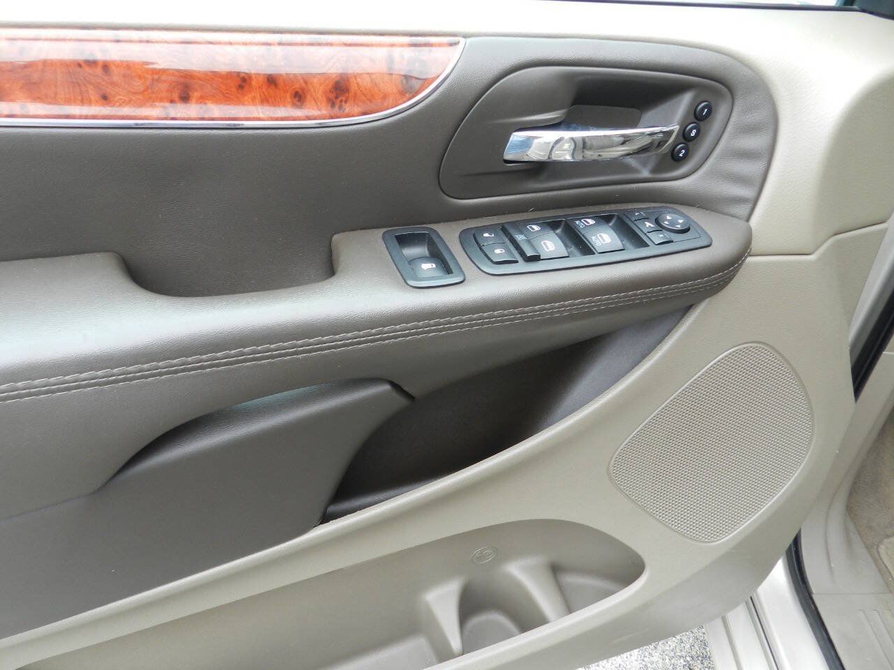 Used 2014 Chrysler Town & Country Limited w/ Luxury Group FWD image 17