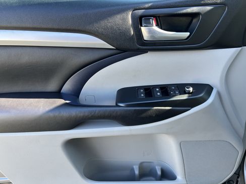 Used 2017 Toyota Highlander XLE image 14