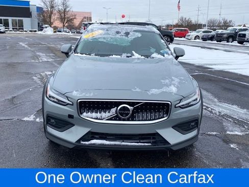 Used 2025 Volvo V60 B5 Cross Country Plus image 2