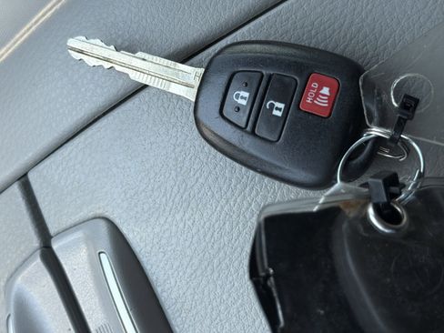 Used 2016 Toyota Highlander Plus FWD image 35