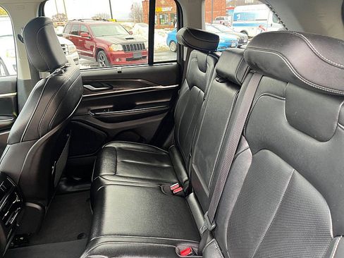 Used 2023 Jeep Grand Cherokee Limited w/ Luxury Tech Group II image 18