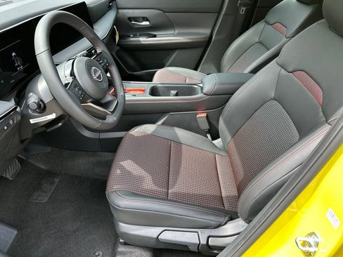 Certified 2025 Nissan Kicks SR FWD image 7