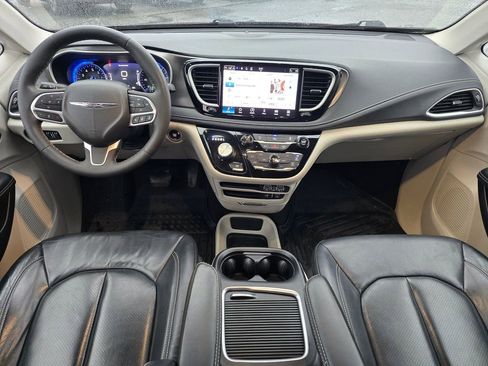 Used 2022 Chrysler Pacifica Touring-L image 5