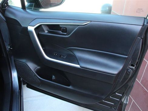 Used 2022 Toyota RAV4 LE w/ Carpet Mat Package (TMS) AWD/4WD image 22