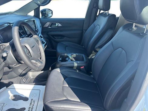 New 2026 Chrysler Pacifica Select image 8