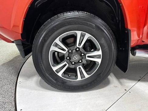 Used 2018 Toyota Tacoma SR5 AWD/4WD image 7