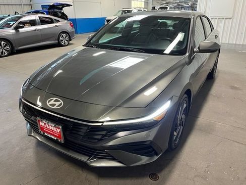 Used 2025 Hyundai Elantra Limited FWD image 7
