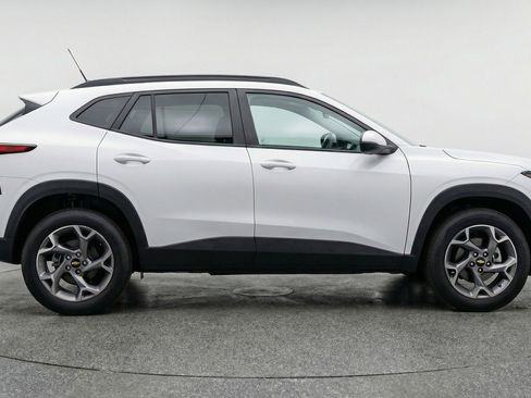 Used 2025 Chevrolet Trax LT FWD image 11