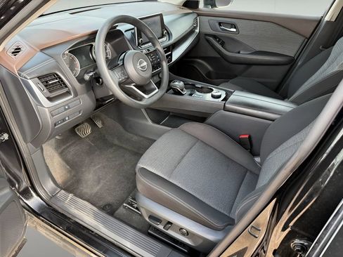 Used 2023 Nissan Rogue SV image 10