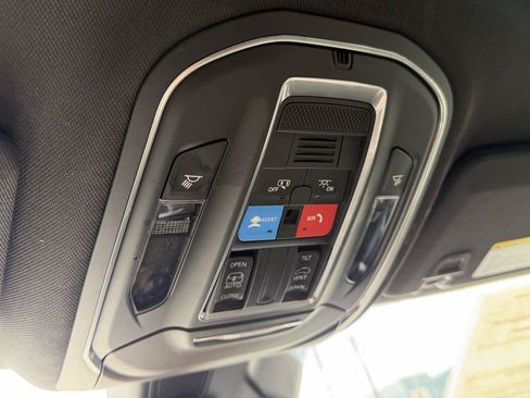 Used 2025 Jeep Grand Cherokee Laredo X AWD/4WD image 27