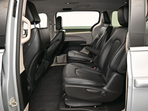 Used 2024 Chrysler Pacifica Select image 36