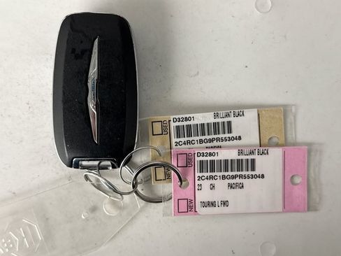 Used 2023 Chrysler Pacifica Touring-L FWD image 21