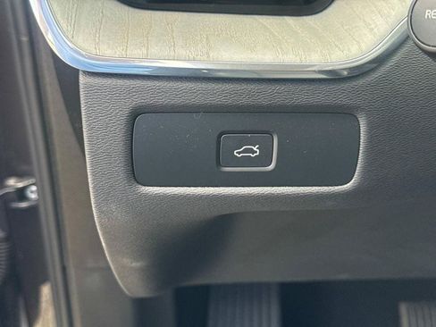 Certified 2025 Volvo XC60 B5 Plus AWD/4WD image 28