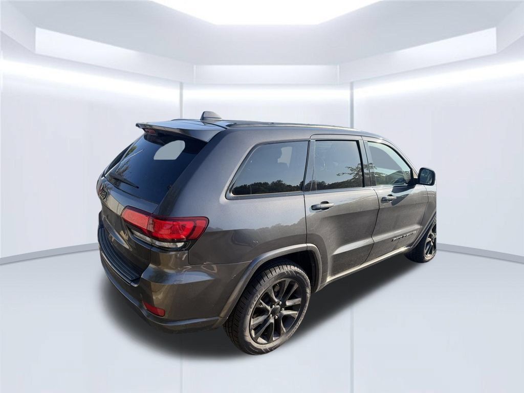 Used 2018 Jeep Grand Cherokee Altitude RWD image 3