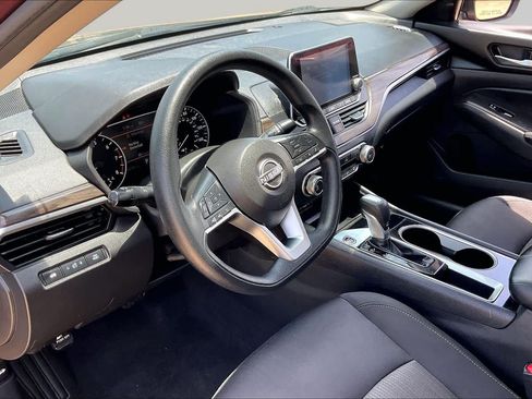 Used 2024 Nissan Altima 2.5 SV FWD image 15