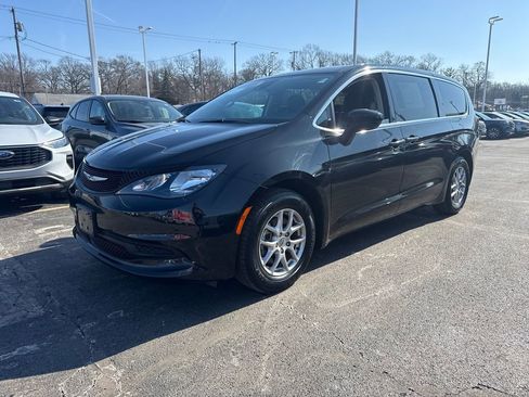 Used 2023 Chrysler Voyager LX image 2