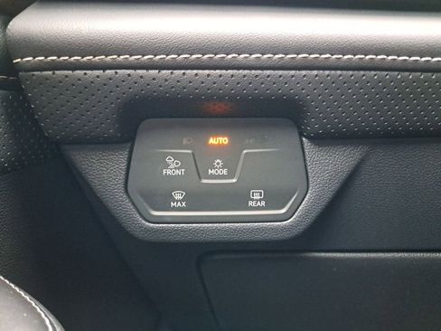 Used 2024 Volkswagen Atlas SE image 32