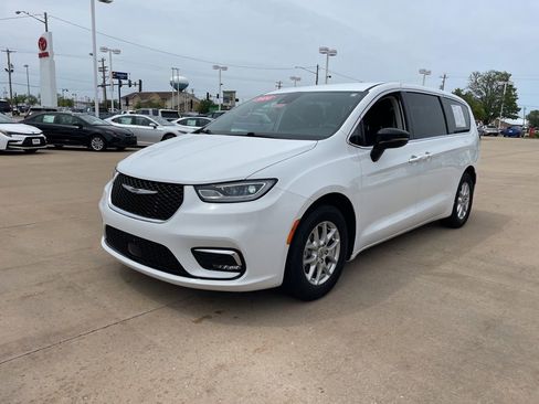 Used 2024 Chrysler Pacifica Touring-L FWD image 2