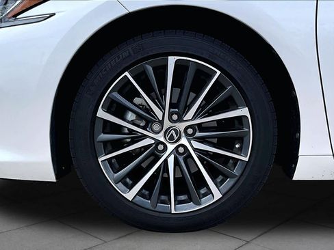 Used 2024 Lexus ES 350 w/ Premium Package image 9