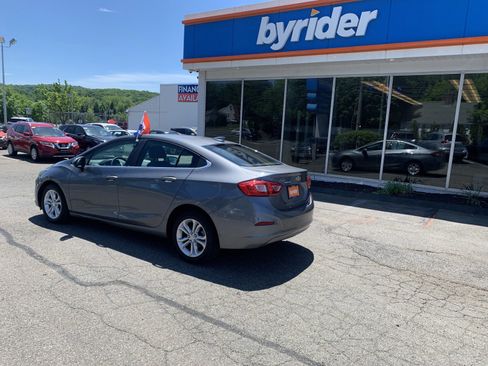 Used 2019 Chevrolet Cruze LT w/ Convenience Package FWD image 4