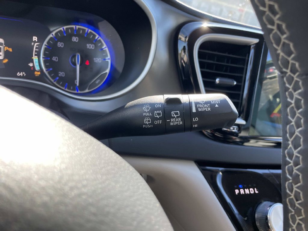 Used 2024 Chrysler Pacifica Touring-L FWD image 45