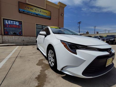 Used 2025 Toyota Corolla LE FWD image 2