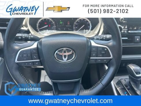 Used 2022 Toyota Highlander XLE AWD/4WD image 16