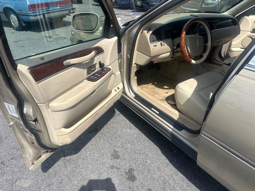 Used 2006 Lincoln Town Car Signature RWD image 33