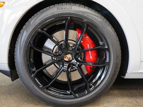 Used 2025 Porsche Cayenne GTS AWD/4WD image 9