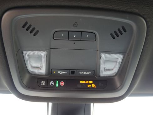 Used 2023 Chevrolet Traverse LT FWD image 34