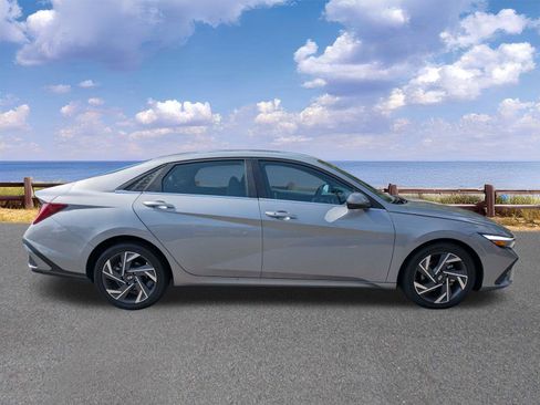 Used 2025 Hyundai Elantra SEL FWD image 9