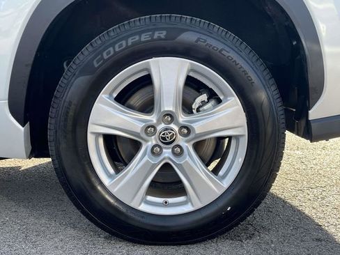 Used 2023 Toyota Highlander L image 11