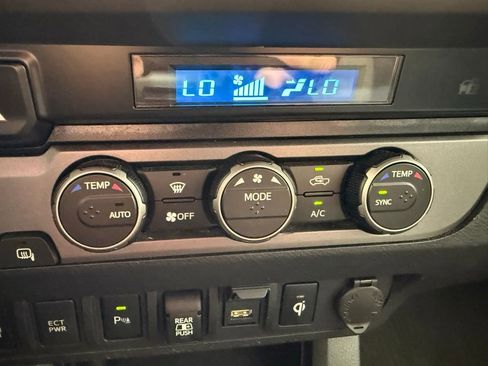 Used 2021 Toyota Tacoma TRD Sport w/ Technology Package image 23