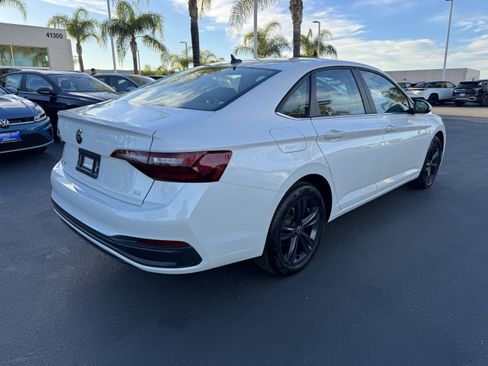 Used 2024 Volkswagen Jetta SE w/ Panoramic Sunroof Package image 10