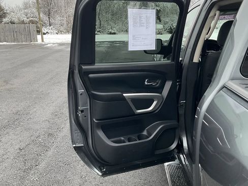 Used 2017 Nissan Titan SV image 40