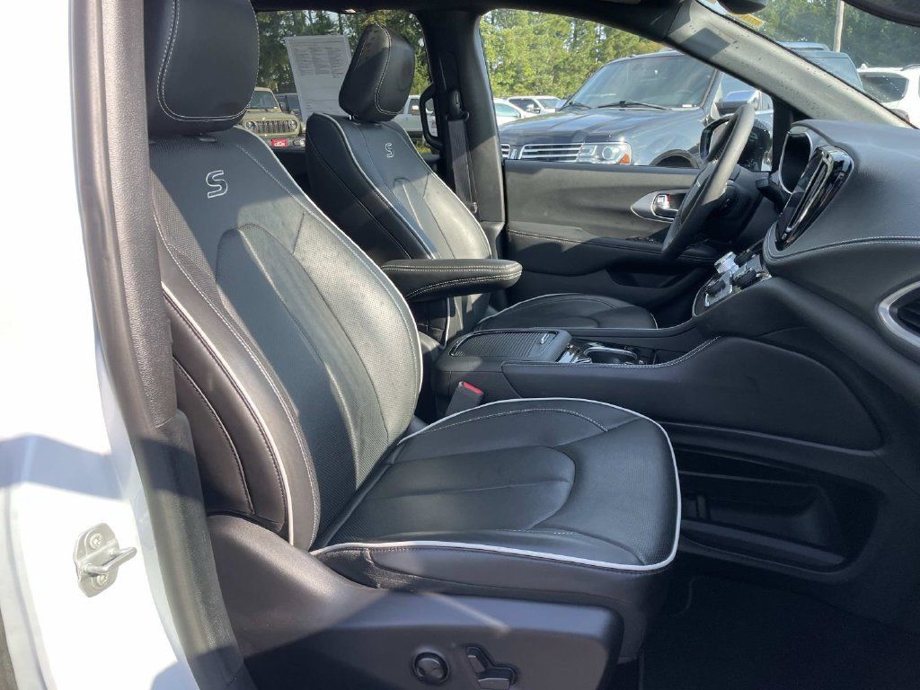 Used 2025 Chrysler Pacifica Limited FWD image 29