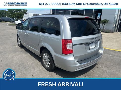 Used 2012 Chrysler Town & Country Touring w/ Entertainment Group #1 FWD image 5