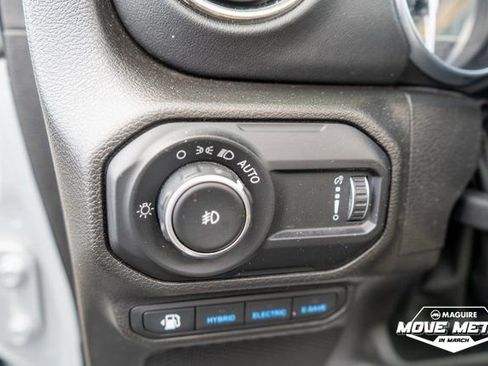 Used 2023 Jeep Wrangler Unlimited Sahara image 19