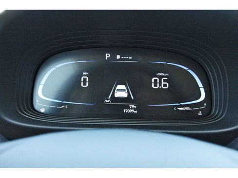 Used 2025 Hyundai Venue Limited image 17