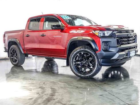 Certified 2024 Chevrolet Colorado Trail Boss w/ Technology Package AWD/4WD image 2