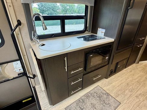 Used 2018 Ford E-450 and Econoline 450 Super Duty w/ A/C Prep Package RWD image 20
