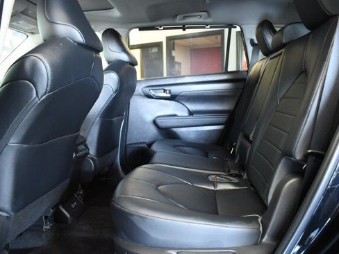 Used 2023 Toyota Highlander XLE AWD/4WD image 21